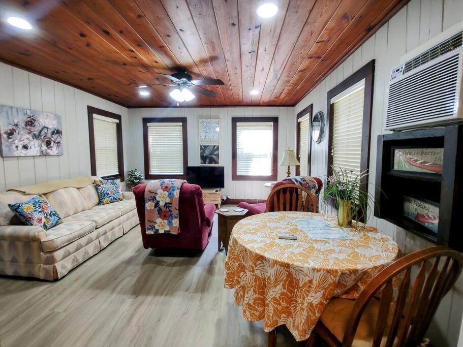#09 - Large Lakeview One Bedroom- Pet Friendly 温泉城 外观 照片