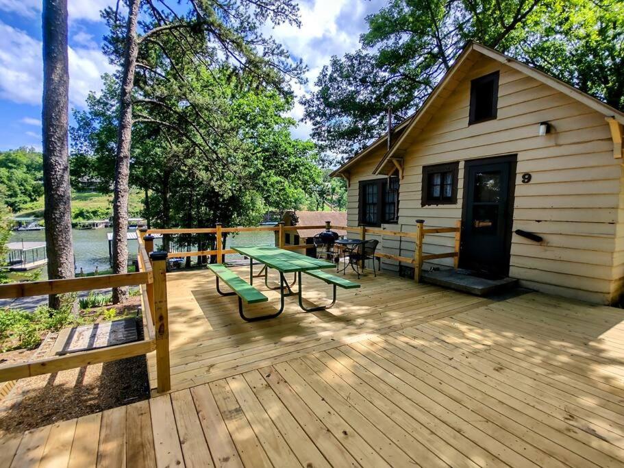 #09 - Large Lakeview One Bedroom- Pet Friendly 温泉城 外观 照片