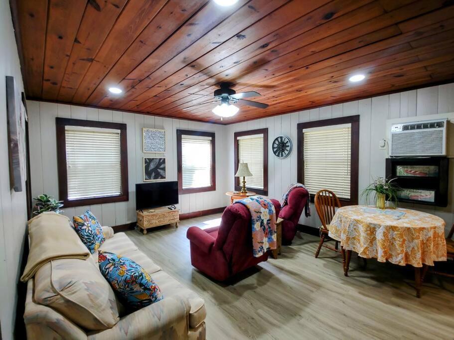 #09 - Large Lakeview One Bedroom- Pet Friendly 温泉城 外观 照片