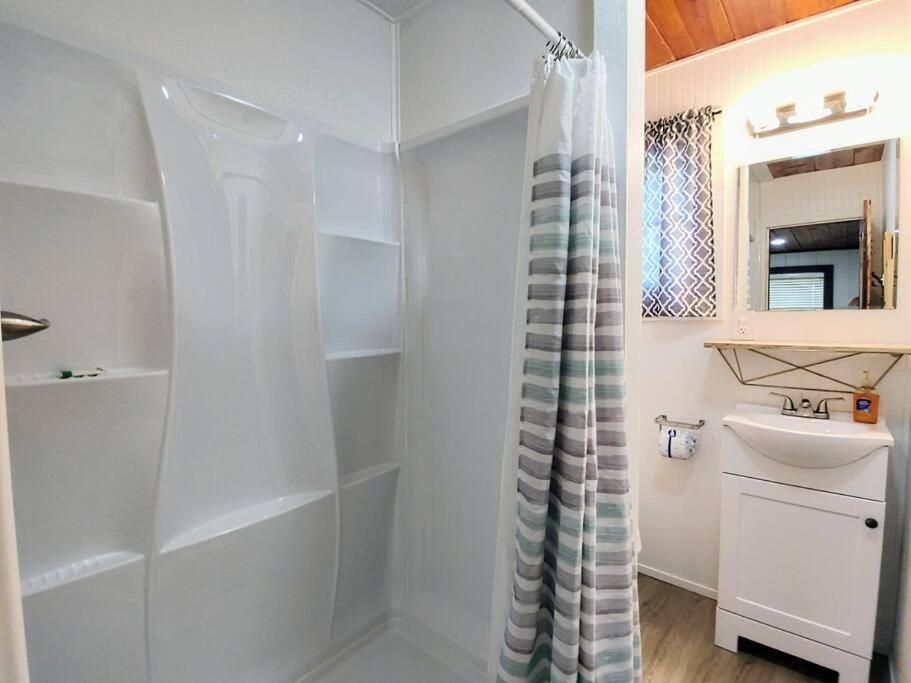 #09 - Large Lakeview One Bedroom- Pet Friendly 温泉城 外观 照片